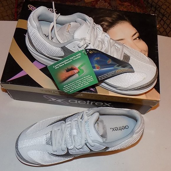 NIB Aetrex bodyworks with customizable insoles - Picture 3 of 8